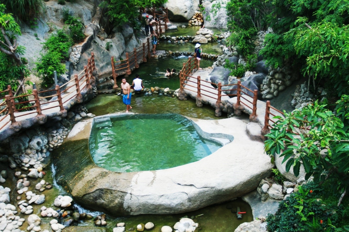 Bồn tắm bằng đá Núi Thần Tài