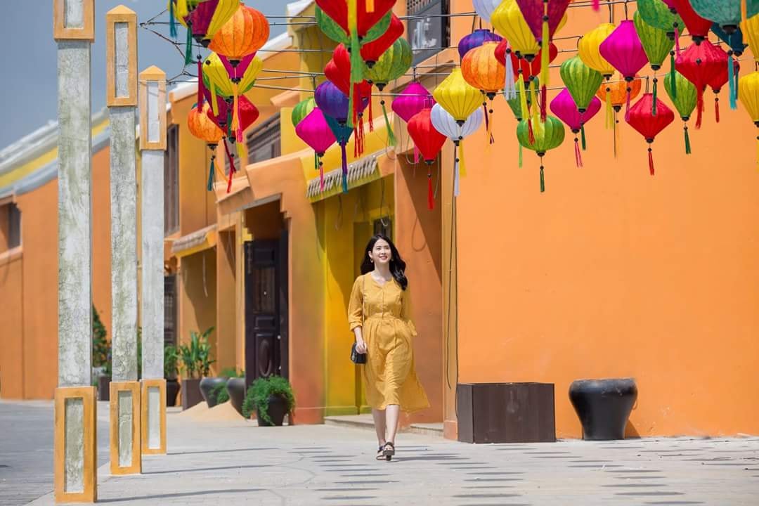 Phố cổ ven sông đậm chất Á Đông