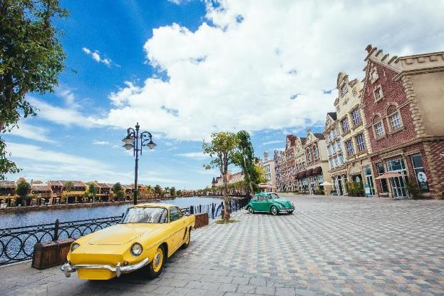 Tản bộ ở phố Âu ngợp sắc đỏ mùa lễ hội vẫn có thể tranh thủ ngắm nhìn phố cổ quê hương bên kia sông.
