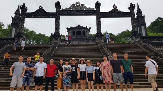 cổng lăng khải định huế du khách chụp hình lưu niệm