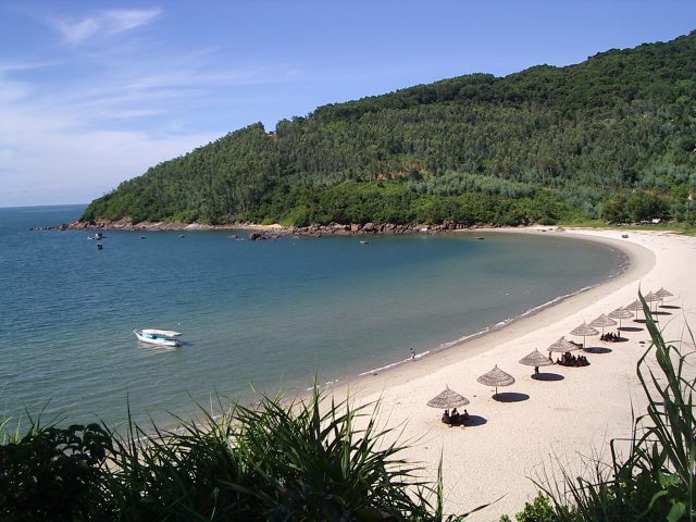 bãi tắm ngắm nhìn núi ngũ hành sơn hùng vĩ