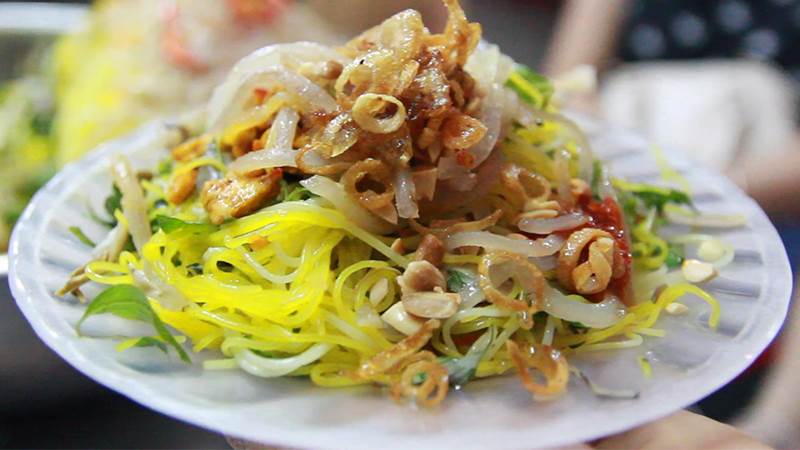Bún trộn thập cẩm với bún sợi mảnh trộn cùng rau răm, hành lá, da heo, đậu phụ chiên giòn và hành phi có giá 10.000 đồng/đĩa