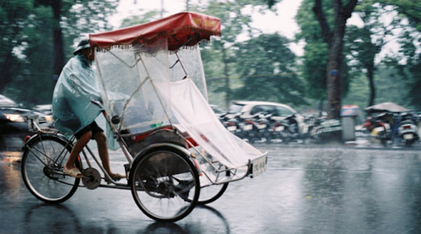 Vi vu khắp thành phố yên bình với chiếc xích lô quen thuộc