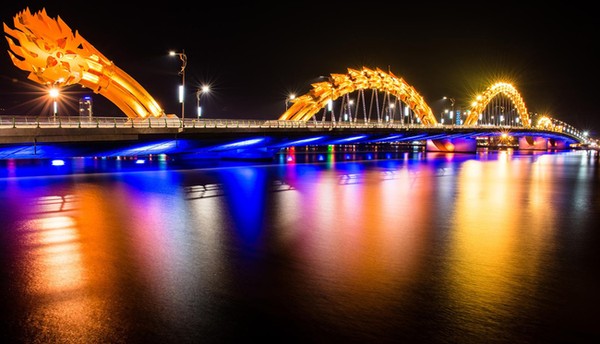 Cầu rồng về đêm