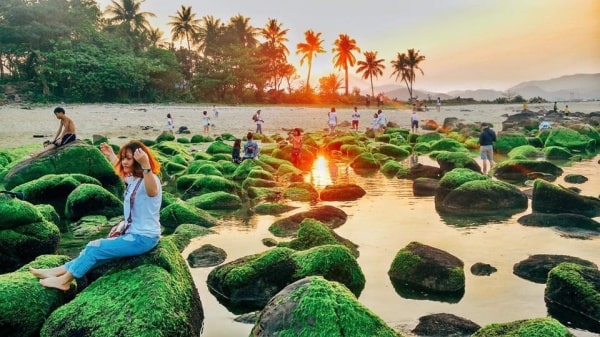 Những bãi đá to trải dài bao bọc bờ biển