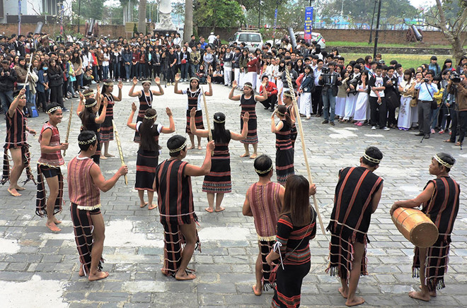 Người Cơ Tu (Hòa Bắc) trình diễn hát múa tạo sự chú ý của du khách Người Cơ Tu (Hòa Bắc) trình diễn hát múa tạo sự chú ý của du khách