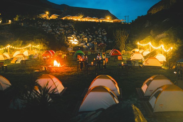 Đến, và qua đêm trên bãi biển vắng Đến, và qua đêm trên bãi biển vắng