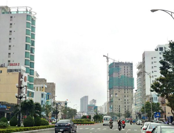 Bất chấp cảnh báo, hàng loạt khách sạn đã và đang mọc lên làm thị trường vốn đã khó lại càng thêm khó. 
