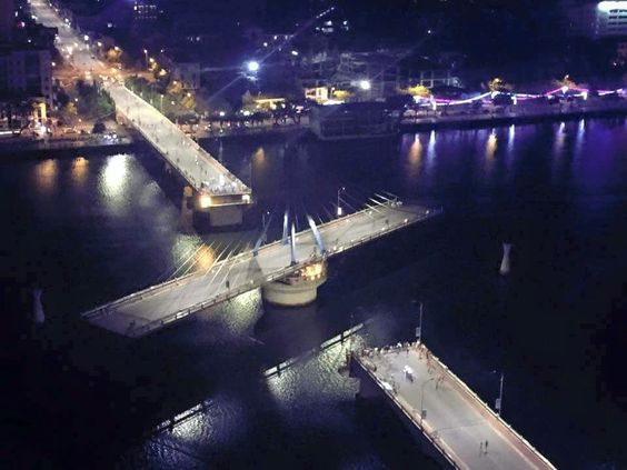 khoảnh khắc cầu sông hàn quay