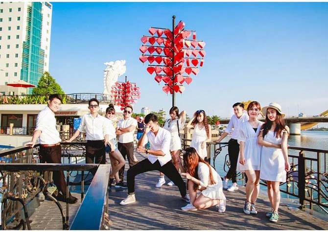 du lịch cùng bạn bè tại cầu tình yêu đà nẵng