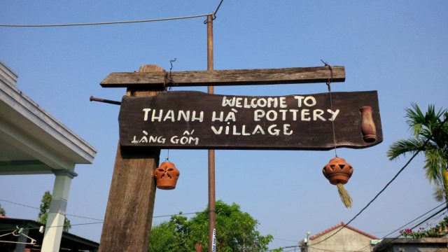 cổng vào làng gốm thanh hà