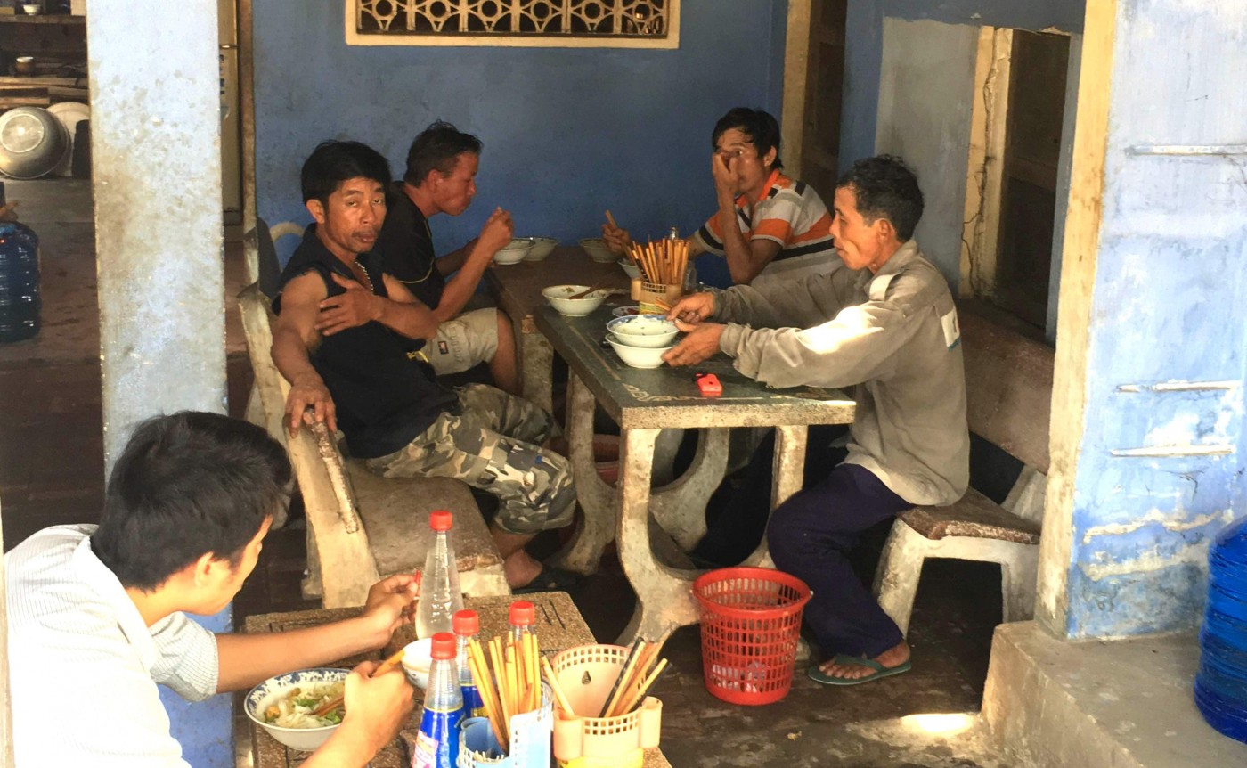 Quán mỳ Bà Cúc là địa chỉ quen thuộc của người lao động nghèo
