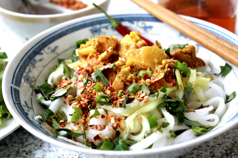 Đặc trưng tô mỳ gà ở đây là luôn có ớt bột