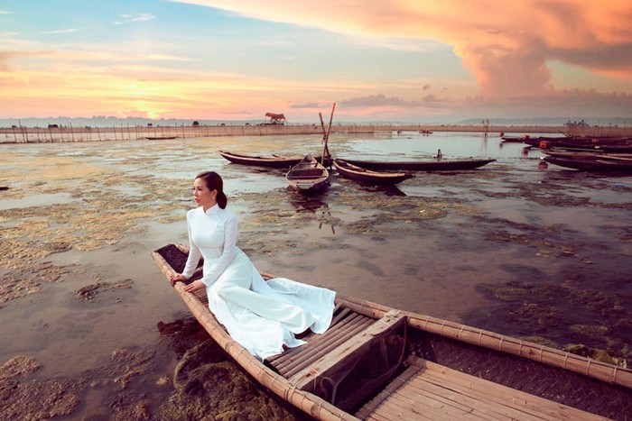 ảnh cưới chụp trên phá tam giang