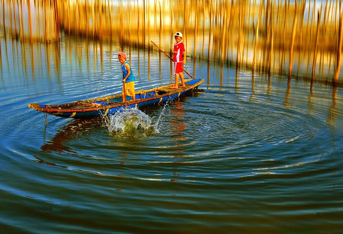 Phá nằm cách thành phố Huế khoảng 12 km.