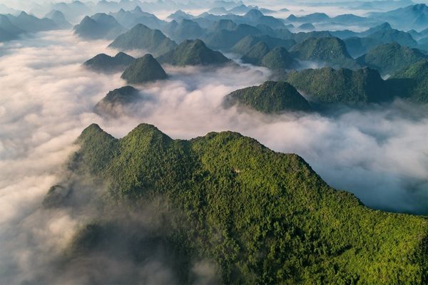 thung lũng trong mây hiện lên như bức tranh thủy mặc