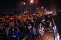 Biển người chen chân ngắm pháo hoa rực rỡ ở Đà Nẵng