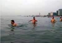 Hàng loạt cán bộ chủ chốt Đà Nẵng tắm biển để xóa tan tin đồn