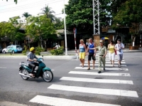 Nha Trang cử người đưa khách Tây qua đường